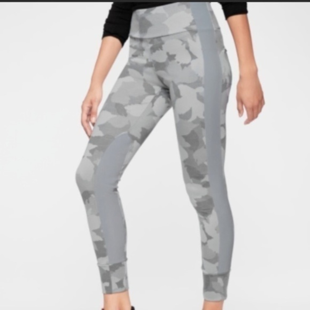𝅺Athleta Essex hybrid camouflage leggings. Size xxs